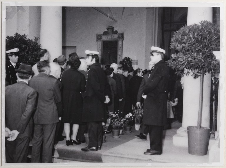 Gattatico-Reggio Emilia, 27-30 marzo 1970, Funerali di Alcide Cervi, coda di persone in attesa di entrare nella camera ardente ad omaggiare la salma di Papà Cervi
